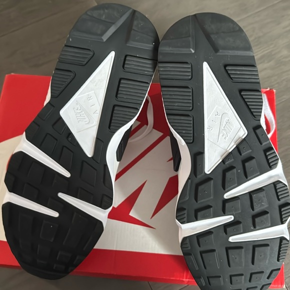 NEW Nike Air Huarache Womens Size 9.5 Athletic Shoes White/Hyper Pink DH4439-109 - Picture 4 of 9